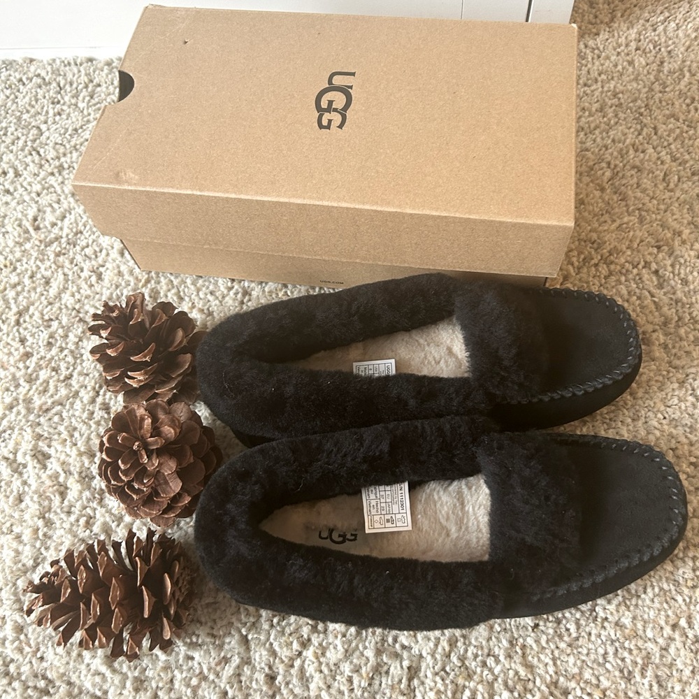 Brand NEW WITHOUT BOX UGG Dakota Spill Seam Slippers 
Sz 6 in women